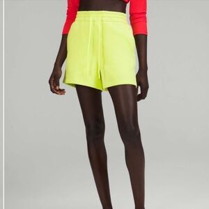 Lululemon Loungeful High-Rise Short 4"
Electric Lemon Sz6